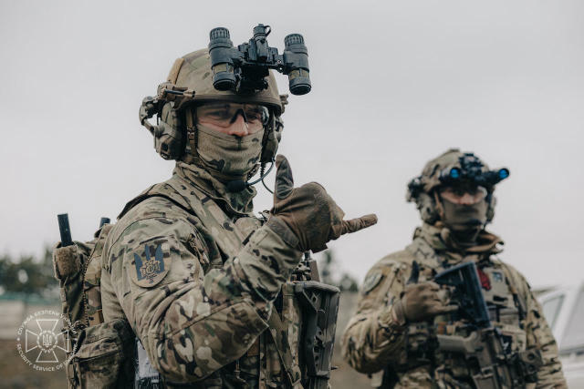 Наші воїни працюють навіть на Різдво, щоб українці могли зустріти це світле свято у теплому родинному колі. І поки в оселях л