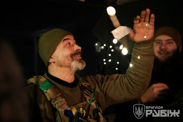 Святвечір бригади «Рубіж» 🙌 Замість домівок - позиції, замість тиші - гуркіт фронту, але кутя на столах незмінна. Гвардійці