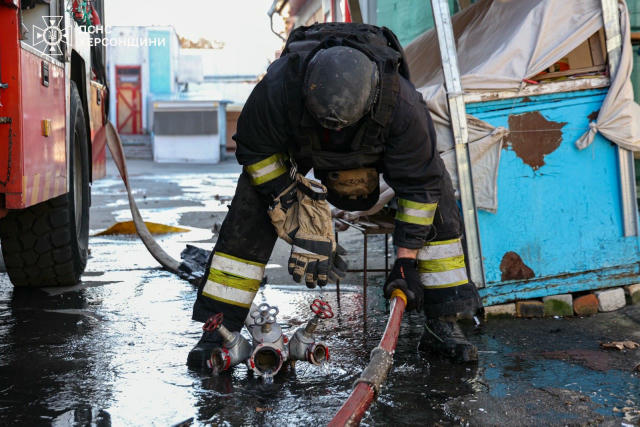 ❗️ російські війська завдали удару по міському ринку Херсона – загинув чоловік. Виникла пожежа. Вогнеборці, попри загрозу пов