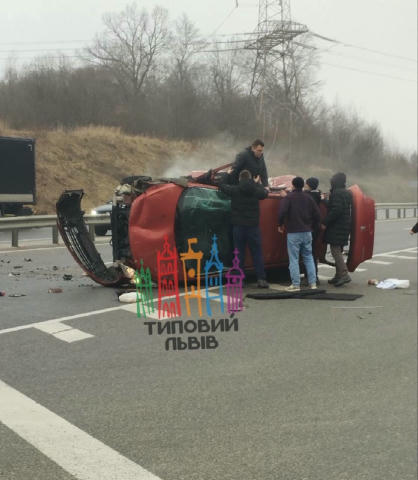 😨Перші жахливі наслідки ожеледиці: на трасі Львів-Стрий – сильна ДТП, автівка зімʼята вщент 🎉 Типовий Львів 😱 Надіслати но