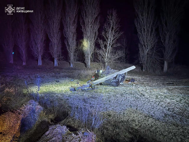 💥 Жахлива смертельна ДТП: автівка знесла електроопору та перекинулась у кюветі на дах Аварія сталась сьогодні вночі, 26 груд