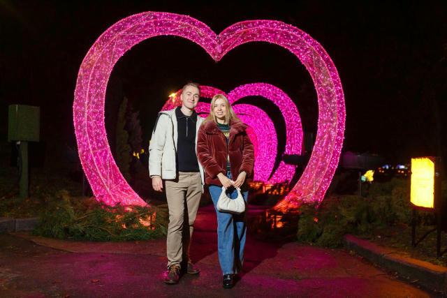 🎧 Фаєр-шоу та світлові інсталяції: зустрічай свята у Парку ліхтарів! 🧐 Гостям підготували: -новорічні інтерактиви -шоу анім