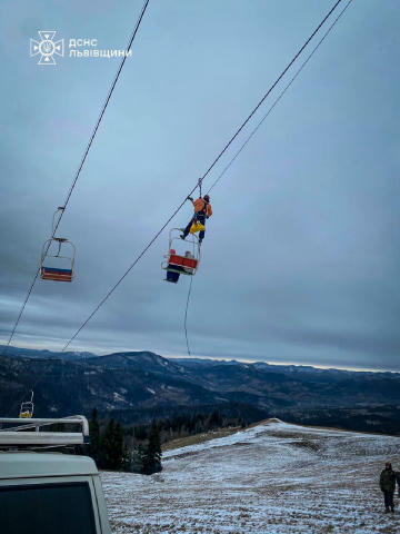 🎥 У ДСНС показали рятувальну операцію на горі Захар Беркут на Львівщині, де люди застрягли на підйомнику. Протягом 2 годин н