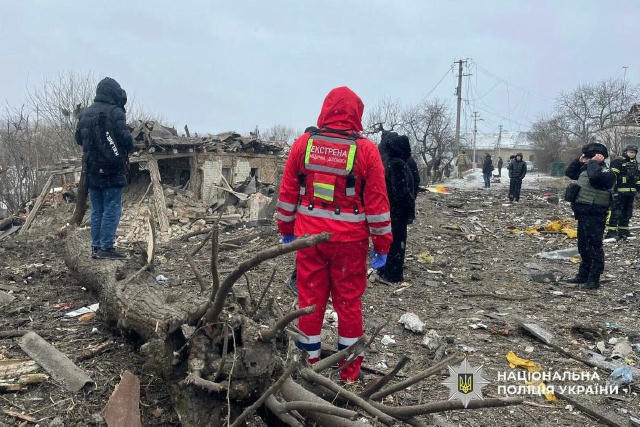 🤬 Фото наслідків ракетного удару по Умані Триває ліквідація наслідків ракетного удару по місту. Медики надають допомогу трав