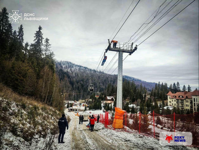 🤯 Підйомник на горі Захар Беркут зупинився, у кабінах перебувають близько 80 людей. ДСНС проводить евакуацію. Подписаться