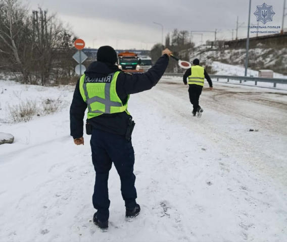 До уваги водіїв‼️ Тимчасове ускладнення руху транспорту при з'їзді з Вантового мосту в напрямку вулиці Величара (Сергія Тюлен