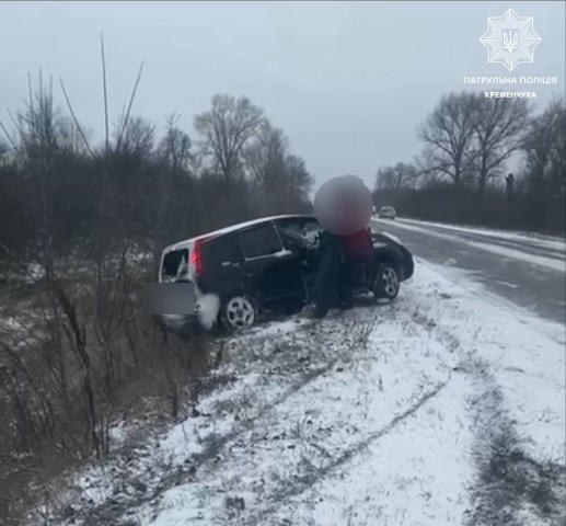 ⚠️ Авто злітають в кювет на трасі М-22. Рух зараз ускладнений. Водії не справляються з керуванням і з’їжджають з дороги. @