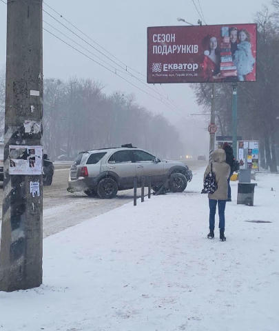 ⚠️ДТП біля ТЦ «Конкорд»: автомобіль в’їхав у зупинку. Фото/відео стану доріг та надзвичайних ситуацій — надсилайте сюди 👈 По