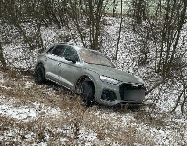 ⚠️Автомобілі масово зносить з доріг. На автодорозі М-22 патрульні фіксують випадки, коли водії не справляються з керуванням і