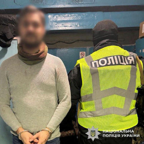 🔪Порізав ножем двох людей у метро: нападника затримала поліція На платформі між пасажирами стався конфлікт та переріс у штов