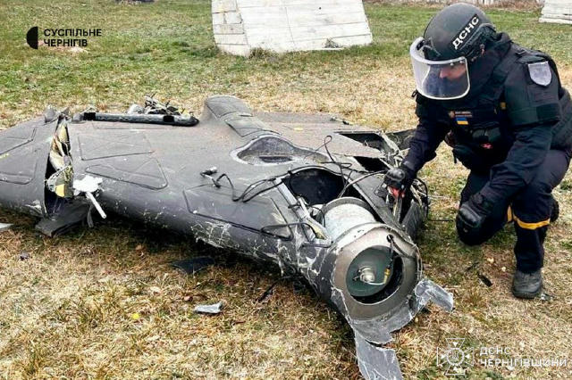 Сапери ДСНС виявили та знищили на Чернігівщині бойові частини російських БпЛА та інші снаряди.