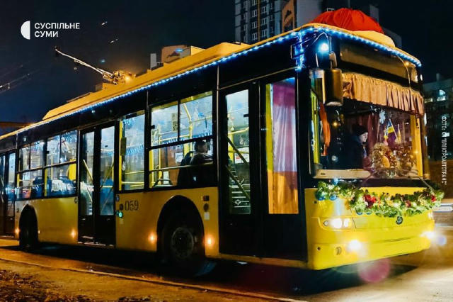 🎁Новорічна шапка та подарунки з ялинкою: у Сумах курсують святкові автобус і тролейбус. Вони їздять на різних напрямках, нап