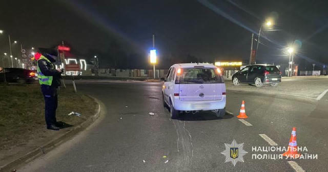 Чоловік живий, але в реанімації: деталі ДТП біля «Метро». За попередніми даними, водій наїхав на літнього пана, який вже лежа