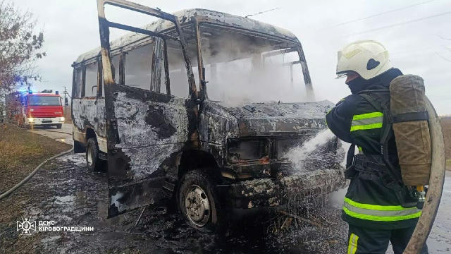 😔 Вщент згорів мікроавтобус біля Подорожнього. На місце швидко приїхали рятувальники і менше ніж за годину загасили пожежу.