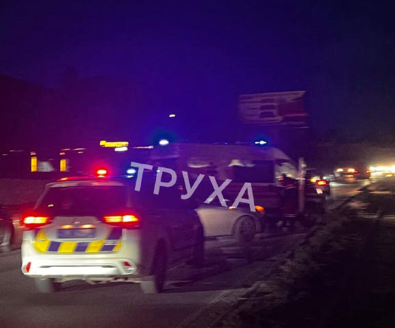 🥴 Напився до втрати свідомості керманич на Ельворті вчора. Водій зупинив авто прямо впоперек дороги. На місце викликали полі