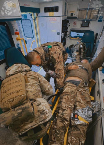 Медики бригади «Хижак» евакуювали пораненого побратима з суміжного підрозділу поліції, який зазнав поранень внаслідок атаки в