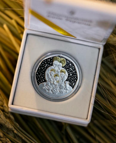 🎄🪙 Нацбанк презентував срібну пам’ятну монету "Дух Різдва" номіналом 10 грн. Монета локально позолочена з обох боків і має
