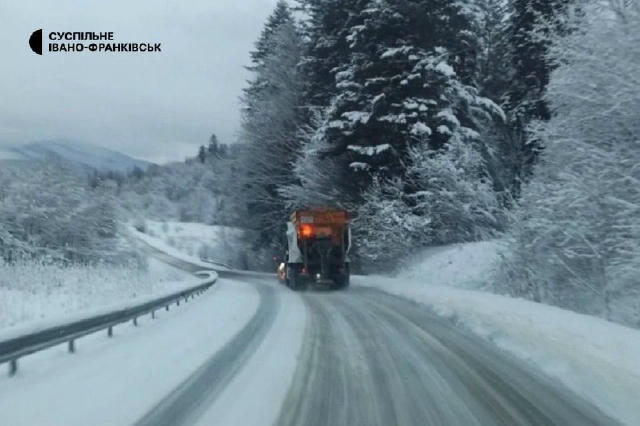 😨🧊Львівщину та Франківщину накрив суцільний лід. На трасі Самбір–Львів сталося 4 ДТП – усі автівки злетіли в кювет, є постр