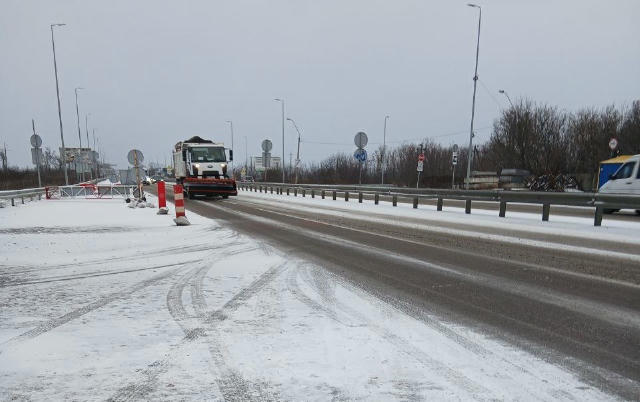 🚜 Дороги на Київщині обробляють протиожеледними сумішами та чистять від снігу 128 одиниці техніки 👷 Загалом до робіт залуче