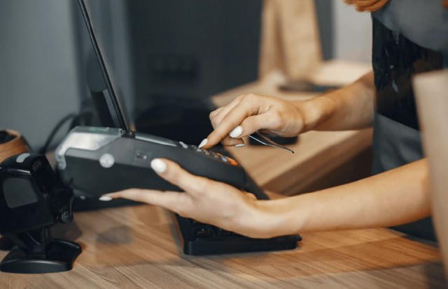 Мінекономіки пропонує перенести обов’язок встановлення ФОПами платіжних терміналів до закінчення воєнного стану