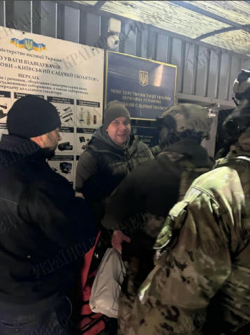 🚨 Екс-очільника СБУ Харківщини Романа Дудіна знову затримали на виході з СІЗО Дудін вийшов під заставу у 4,2 млн грн, але на