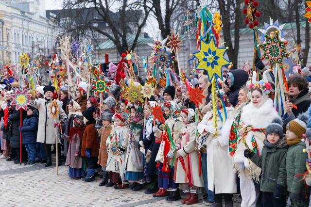 ✨Різдвяна хода із зірками, вертеп, виставки, майстер-класи, екскурсії та концерти – так кияни відзначали Різдво Єднання киян