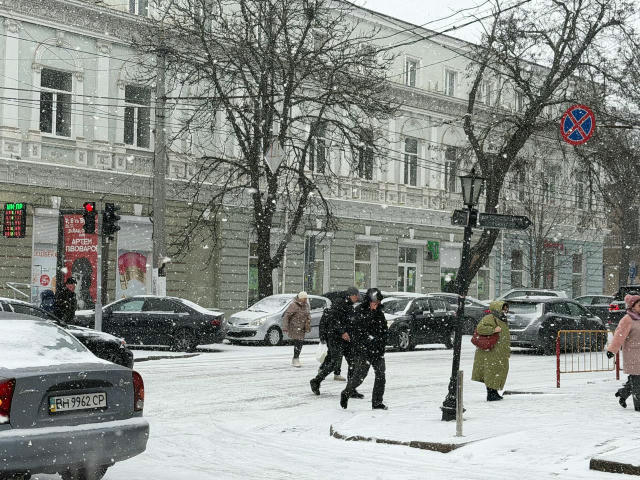 ❄️ В Одессе ухудшается погода 🎿 В мэрии заявили, что в 13:30 начаты работы по обработке проезжей части реагентами. Задейство