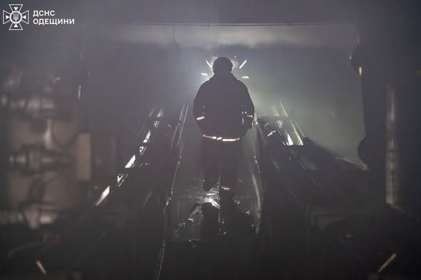 В ГСЧС показали фото ликвидации последствий атаки РФ на Одессу и регион в ночь на 26 декабря. Стало также известно, что враг