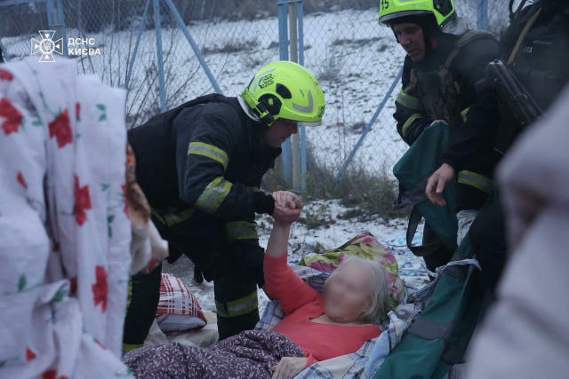 ‼️ У Києві більше 10 пошкоджених житлових будинків у різних районах міста, - МВС У столиці одна людина загинула, рятувальники