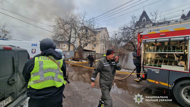😱Ще фото наслідків обстрілу Києва Наразі відомо про травмування щонайменше десятьох людей, віком від 36 до 75 років. Серед н