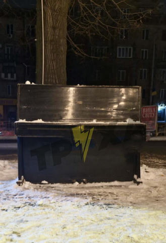 Вынесли пианино на проспекте Соборном 🎹 Теперь любой желающий может тут поиграть. ТРУХА⚡️Запорожье | Прислать новость