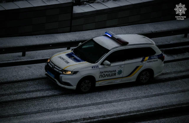 😱 Сніг та ожеледиця призвели до 400 ДТП лише за ранок Погодні умови створили критичну ситуацію на дорогах України. Станом на