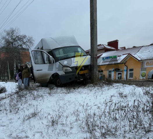 Маршрутка влетіла в СТОВП на Сакко 😳 Обстановку на дорогах кидайте сюди 👈🏻 @