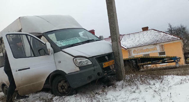 ☄️Маршрутка вʼїхала в стовп на Охтирському Шляху. Водій маршрутки рухався спокійно і не порушував правил, але його підрізав б
