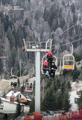 😱 80 людей застрягли на горі Захар Беркут. У Львівській області зупинився підйомник. Рятувальники проводять евакуацію. 🔴 Пр