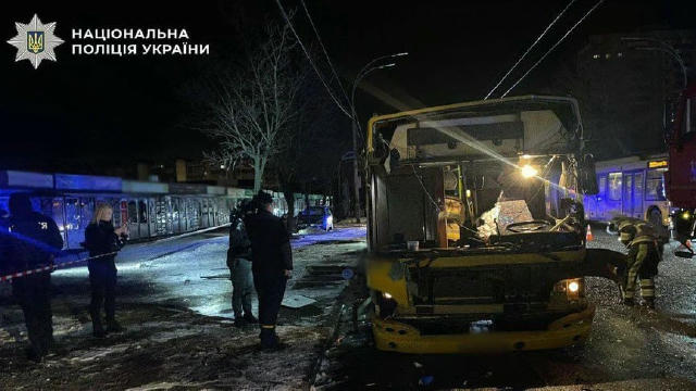 🚌 У Києві поліція зʼясовує обставини вибуху автобуса. Попередньо, потерпілих немає. Вибух стався невдовзі після того, як вод