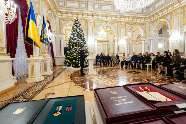 Сьогодні Президент відзначив тих, чиї імена стали символом нашої витривалості. Рятувальники та гвардійці - люди, які роблять