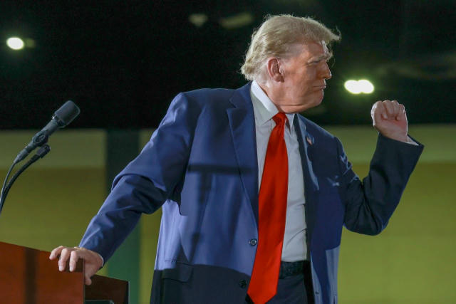 🇺🇸 У Зеленського нічого не має, поки я не "дам добро". Тож подивимося, що він матиме, – Трамп Трамп додав, що найближчим ча