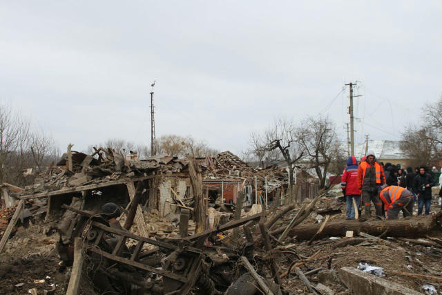 📍Умань Російська ракета накоїла чимало лиха в місті. За попередніми даними, пошкоджено щонайменше пів сотні будинків: 7 – зр