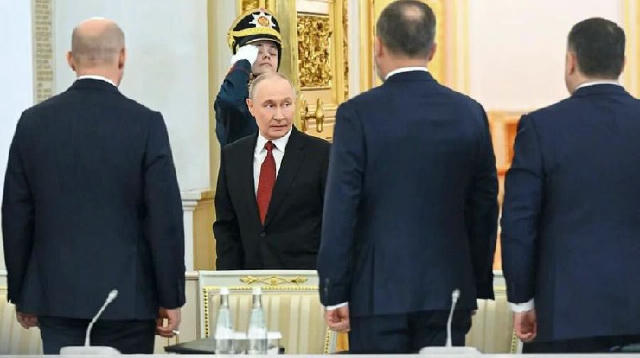 🤡 путін знову вимагає «весь Донбас» на мирних переговорах із США — росЗМІ Під час передноворічного засідання держради путін