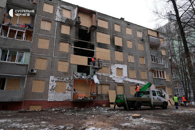 Відновлювальні роботи у багатоповерхівці, в яку влучив російський дрон, завершені на 95%, — Чернігівська міськрада.