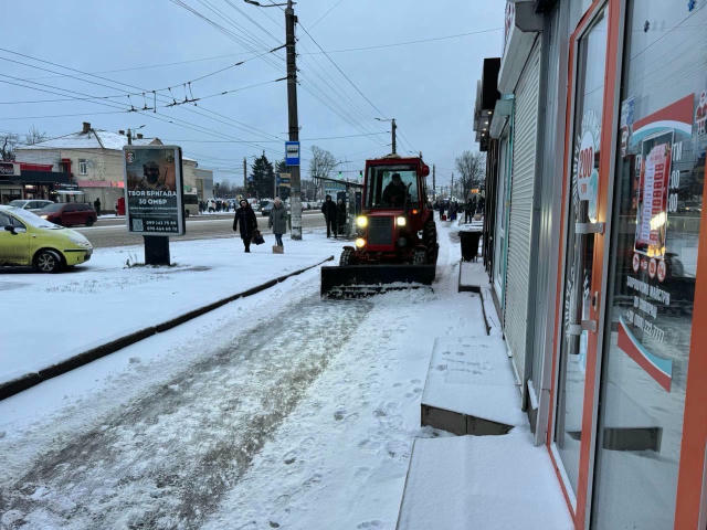 Дороги Житомира з ночі обробляють протиожеледною сумішшю, а в області працюють майже 30 одиниць техніки 📌Подробиці, більше ф