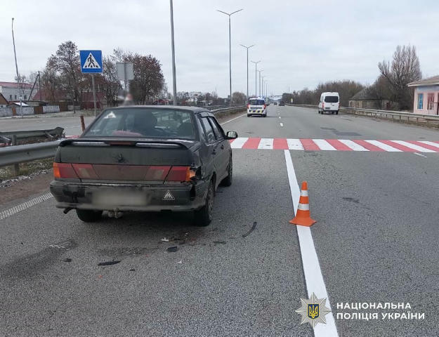 На трасі у Пулинській громаді водій Mercedes намагався не збити пішохода й зіткнувся з ВАЗ, після чого під колеса авто потрап