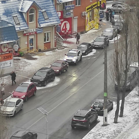 📝Українка стоять біля атб Отправить прогноз - @pogoda_kyivv_bot