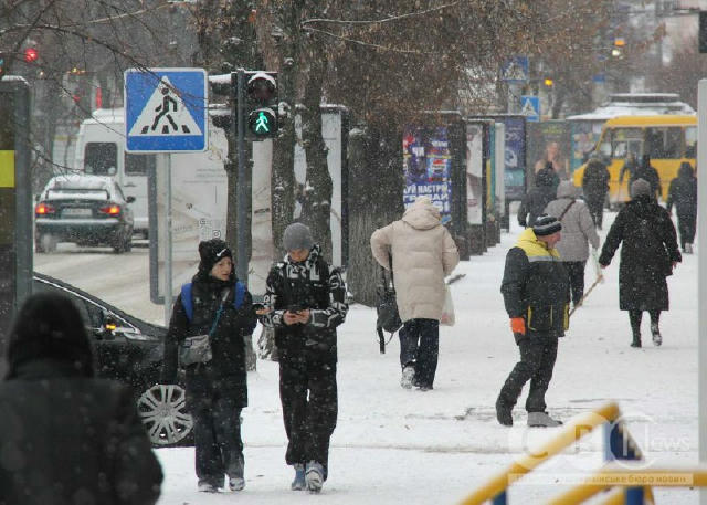 ⛄️ Таким був Кропивницький сьогодні. Все в снігу. Заметені дороги. І містяни, що утеплилися у таку погоду. Не обійшлося і без