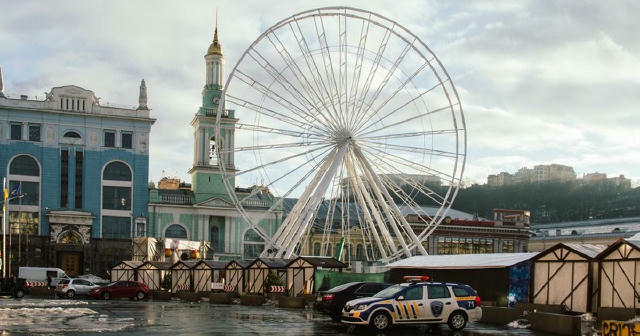 🎡Прокуратура вимагає зупинити роботу оглядового колеса на Подолі через його аварійний стан Під час огляду виявили, що деревʼ