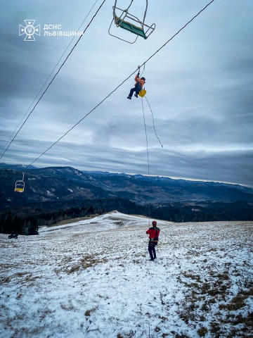 ⛷ На горі Захар Беркут зупинився крісельний підйомник. На ньому застряли близько 80 туристів