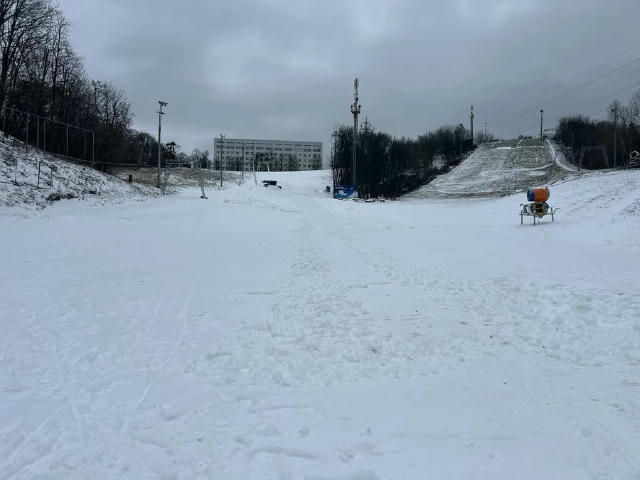 🎿 Поки українські гірськолижні курорти не працюють, сезон катання починають у Протасовому яру Цьогоріч сезон починається з 2