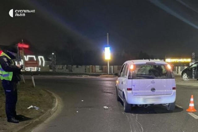 Ввечері 25 грудня поблизу села Зимна Вода Львівського району водій авто збив 68-річного чоловіка, який лежав на дорозі, повід