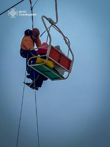 Рятувальники зняли всіх людей, які застрягли на підйомнику на горі Захар Беркут, повідомили у ДСНС Львівщини. Рятувальні робо